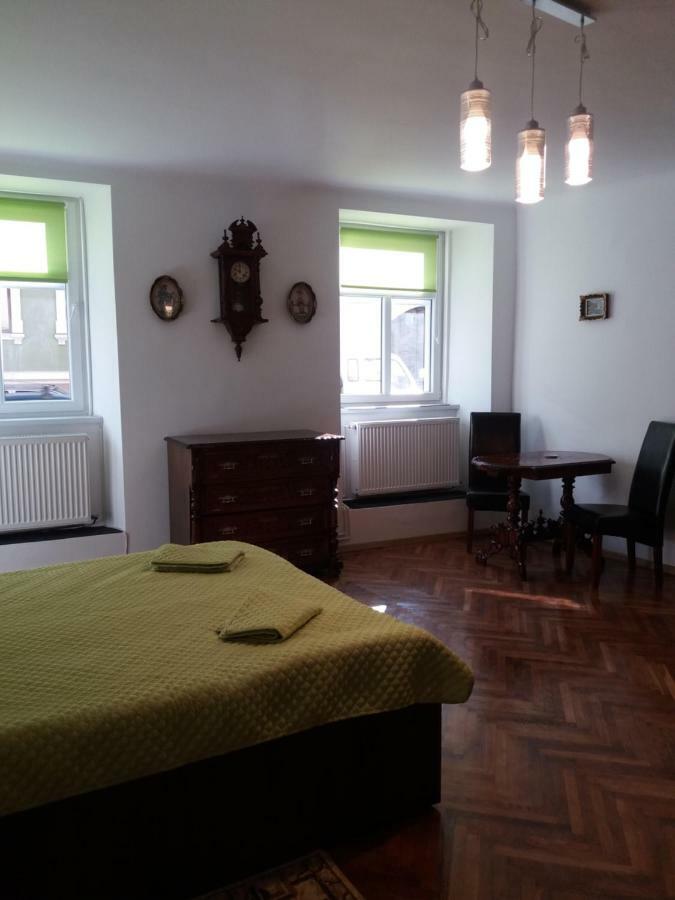 Charming Downtown Studio Braşov Esterno foto