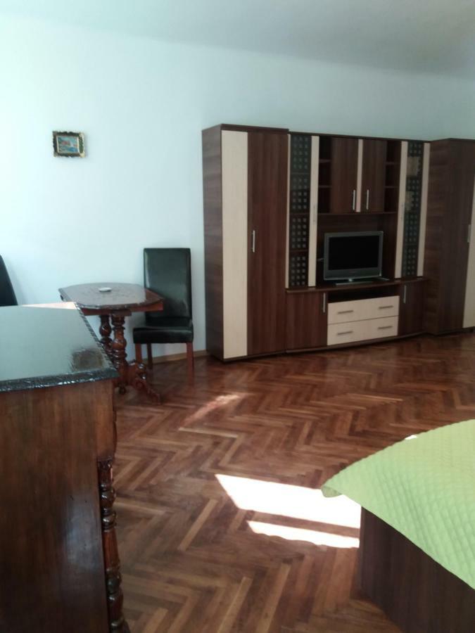 Charming Downtown Studio Braşov Esterno foto